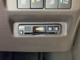 ハンドルの右下にETCがついています。高速道路の料金所の通過も楽々です!。 カードの取り出しもしやすい場所についています。
