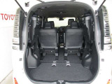 3列目シートは跳ね上げ式で折りたたみ可能です。キャンプ用品など大きな荷物もばっちり収納可能です!
