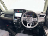 運転席まわりです。 各操作スイッチは使いやすい位置に配置されてます。