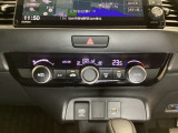 オートエアコンがついてますので、お好みの温度をセットするだけで風の強さや風量を自動で調整します。スイッチやダイヤル類も簡単操作で快適に過ごせます。