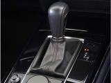【シフトレバー】シフトもとても操作しやすいデザインになっております。運転する人の事を第一に考えた操作性の高い仕様です。