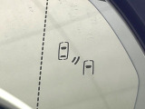 【ブラインドスポットモニター】走行中、ドアミラーの死角になりやすい箇所に後続車が接近するとサイドミラーのレンズに警告を表示!ドライバーに注意喚起をしてくれます。