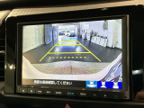 リバースギアに入れるだけで後方の表示へ切り替わります。夜間や雨の日の駐車も楽になりますよ。