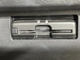 【ETC】有料道路を利用する際に料金所で停止することなく通過できる、ETC車載器(ノンストップ自動料金収受システム機器)が装備されています。セットアップを行うことで利用可能になります。