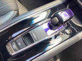 自然に手が届く距離に配置されたシフトレバー。