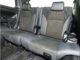 便利な5:5分割可倒式シートです。収納と乗車人数のバランスに優れています♪荷物の大きさに応じたラゲージスペースをフレキシブルに作り出せるので、シーンに応じた使い方ができます♪