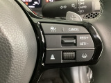 【アダプティブ・クルーズ・コントロール】予め設定した車速内でクルマが自動的に加減速。 前走車との適切な車間距離を維持しながら追従走行し、高速道路でのドライバーの疲労を軽減してくれる嬉しい機能付♪