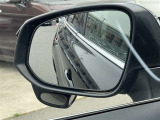 助手席側のサイドミラーは、運転席から白線なども見やすくなっています!