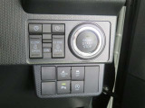 便利な両側パワースライドドア。降車時に運転席のスイッチを押して予約すれば、電子キーを持って近づくだけでドアが自動で開く「ウェルカムオープン機能」も使用できます!
