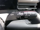 アダプティブLEDヘッドライトシステムは、照射パターンを変化させて対向車や先行車が眩しくならないようにハイビームをキープすることで、良好な視界を確保します。