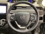 ハンドルにHondaセンシング系のクルーズコントロールやレーンキープアシストなどのスイッチと、オーディオの操作スイッチが装備されています。ハンドルから手を離さず安全に操作できます。