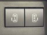 【両側パワースライドドア】スマートキーや運転席のスイッチで後席両側スライドドアの開閉が可能♪電動だから力を入れてドアを開ける必要が無く、小さなお子様でも簡単に開け閉めでき快適です♪