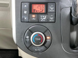 【オートエアコン】一度お好みの温度に設定すれば、車内の温度を検知し風量や温度を自動で調整。暑い&hellip;寒い&hellip;と何度もスイッチ操作をする必要はありません。快適な車内空間には必須の機能ですね♪