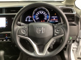 ハンドルにHondaセンシング系のクルーズコントロールやレーンキープアシストなどのスイッチと、オーディオの操作スイッチが装備されています。ハンドルから手を離さず安全に操作できます。