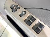 【電動格納ミラー】サイドミラーは電動格納式となっており、狭い駐車場でもキズがつくリスクを抑えられます。