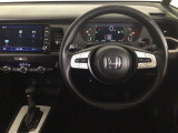 【ハンドル】運転にかかわる様々な操作を安全に行えるように視点移動が少なく操作性に配慮されたスイッチ類が凝縮されたコックピットです。