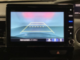 バックでの車庫入れも安心です! リアカメラが付いているバックモニター付のナビを装備しております。操作線もついており距離感も画面から確認できます。