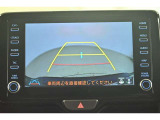 バックガイドモニター(バックモニター)付き。車両後方の映像をナビ画面に表示し、駐車などの後退操作をサポートします。