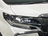 【LEDヘッドライト】悪天候や夜間走行時も良好な視界を確保し安心して運転できる高輝度LEDヘッドライトを装備!点灯速度が早く、消費電力も抑えられています。