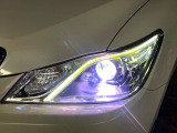 【HIDヘッドライト】非常に明るく前方を照らしてくれるので、悪天候や夜間の走行時も視界良好で安心してお乗りいただけます。