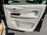 ボトルホルダー付きドアポケット。(運転席ドア)