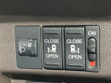 【両側パワースライドドア】スマートキーや運転席のスイッチで後席両側スライドドアの開閉が可能♪電動だから力を入れてドアを開ける必要が無く、小さなお子様でも簡単に開け閉めでき快適です♪