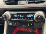 オートエアコンは温度を設定するだけで、自動で風量などを設定してくれます。運転しながら操作も必要ないので、安全性も向上します。