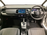 車内は光触媒抗菌消臭施工済です。インパネ周りはスタイリッシュなデザインです。グローブボックスやカップホルダーのほかにトレーなどたくさんの収納スペースが付いています。