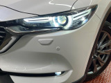 【LEDヘッドライト】悪天候や夜間走行時も良好な視界を確保し安心して運転できる高輝度LEDヘッドライトを装備!点灯速度が早く、消費電力も抑えられています。