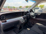 助手席側からも簡単に運転席へ移動出来ます。