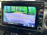 【バックカメラ】駐車時に後方がリアルタイム映像で確認できます。大型商業施設や立体駐車場での駐車時や、夜間のバック時に大活躍!運転スキルに関わらず、今や必須となった装備のひとつです!