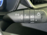 【オートライト】車外の明るさに応じて、自動的にライトの点灯・消灯をしてくれます。