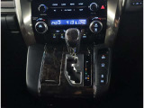 スマートキー付きです。スマートキーとは鍵を車に差し込まなくても、ドアノブを触ったりするだけで、ドアロックを解錠できます。これが凄く便利なんですよ。