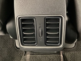 後部座席にもエアコンの吹き出し口があるので車内全体を快適に過ごすことができます。