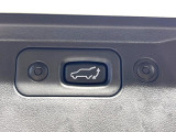 【パワーバックドア】スマートキーや運転席のボタンを押すだけでリアゲートが自動で開閉します!荷物を持っている時や、高い位置にあるバックドアを閉める際に便利な機能です♪