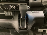 CVT車のセレクトレバーです。低速から高速まで、変速ショックのないスムーズな走りを実現するとともに、エンジン効率のよい領域を維持することで燃費にも貢献します。