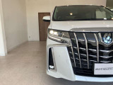 三眼LEDヘッドライト&シーケンシャルウィンカー(流れるウィンカー)&AHS(アダプティブ・ハイビーム・システム)・LEDフォグランプ付き!!