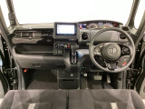 車内は光触媒抗菌消臭施工済です。スタイリッシュなデザインでスポーティなインパネ周りを演出します。グローブボックスやカップホルダーのほかにトレーなどたくさんの収納スペースが付いています。