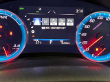 視認性に優れたメーターを採用しており、走行中でも車速や情報が分かりやすく表示されます。運転時の視線移動をむりのない範囲に抑え、快適で安心感のあるドライブをサポートします。