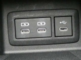 充電用USB端子付き。スマートフォンなどの充電に便利です。