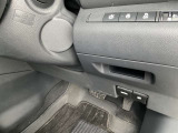 駐車ブレーキは指で操作する電動式です