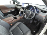 高級感のある美しいデザインの運転席です。