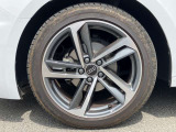 17インチ純正アルミホイール装備 全車両に標準装備の純正アルミホイールは、純正ならではのバランスの良いデザインと、走行安定性をお楽しみ頂けます。