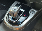ハイブリッド車特有の小型セレクトノブは軽いタッチでスマートに走行できます!