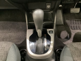 CVT車のセレクトレバーです。低速から高速まで、変速ショックのないスムーズな走りを実現するとともに、エンジン効率のよい領域を維持することで燃費にも貢献します。