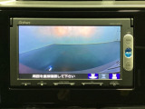 ギヤをR(バック)に入れるとナビの画面に後ろの映像が映るリアカメラ付です。後退時、コンディションが悪い視界でもカラーバックモニターがドライバーをサポートします。
