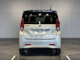 前・後方に車両や壁などの障害物がある場合、クルマが誤操作を察知して、衝突を未然に防ぎます。