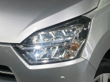 【LEDヘッドライト】悪天候や夜間走行時も良好な視界を確保し安心して運転できる高輝度LEDヘッドライトを装備!点灯速度が早く、消費電力も抑えられています。