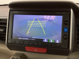 リバースギアに入れるだけで後方の表示へ切り替わります。夜間や雨の日の駐車も楽になりますよ。