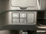 VSA装備車です。VSAはドライバーの操作と車の動きを見守っています。もし車の挙動が乱れたとき、4輪別々にブレーキをかけたり、エンジンパワーをしぼることによって車を安定させます。